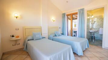 Camera con 2 letti singoli | Minibar, una cassaforte in camera, una scrivania, ferro/asse da stiro