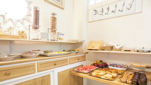 A buffet with various food items and a coffee station. - Hotel Daniel (Olbia)