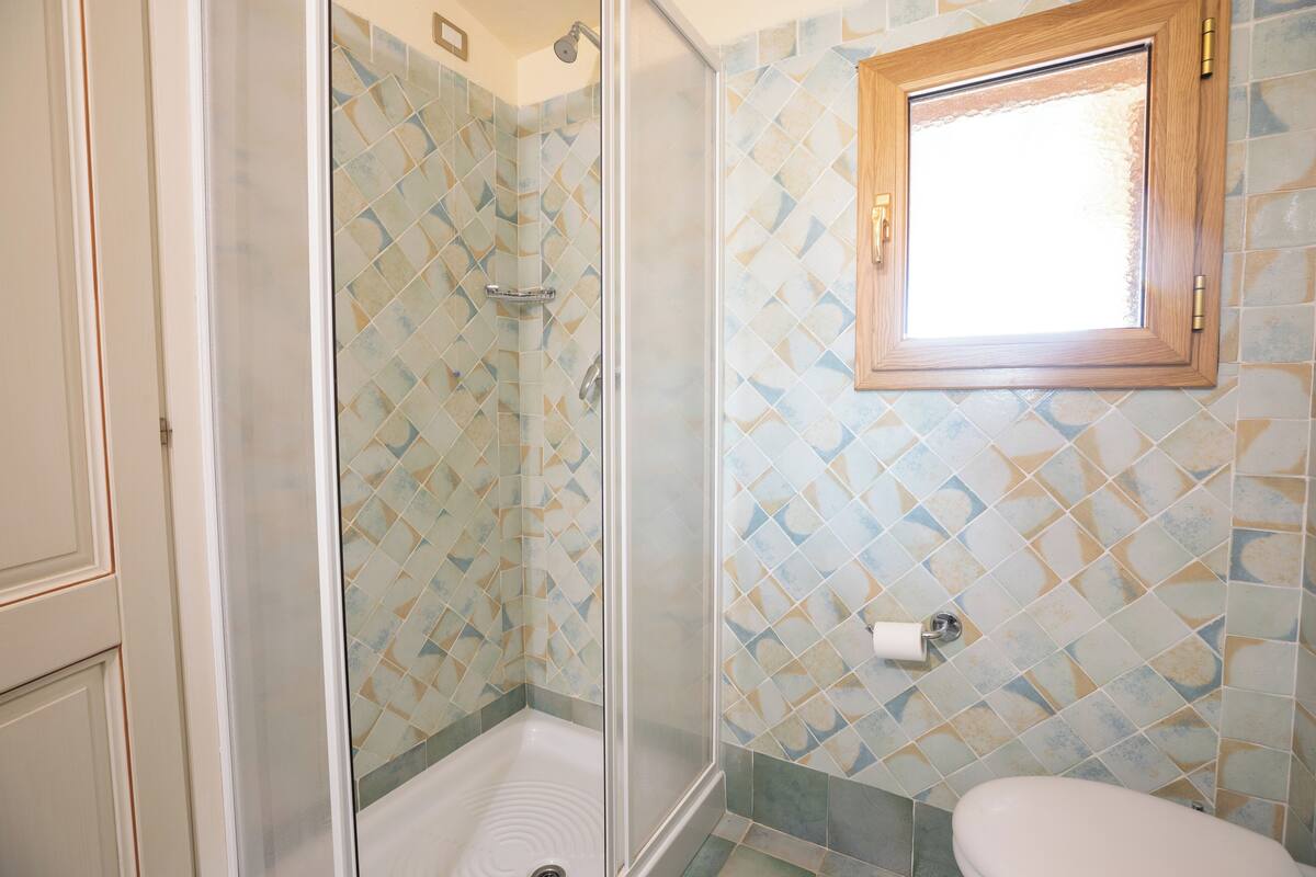 twin room | bathroom | shower, free toiletries, hair dryer, bidet