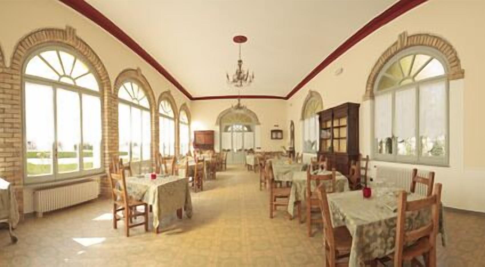 lunch, dinner served; local cuisine, al fresco dining