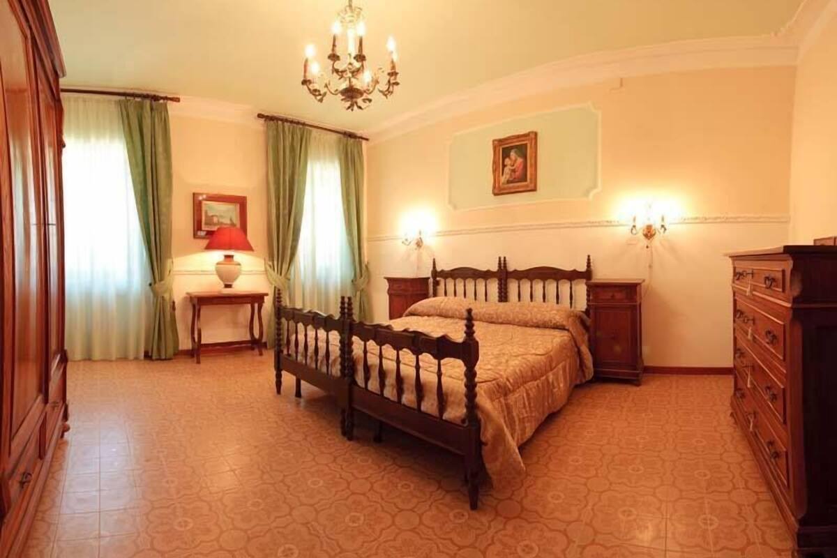 standard double or twin room | minibar, in-room safe, desk, free wifi