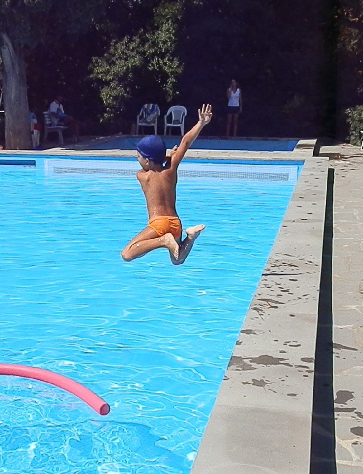 outdoor pool, open 10:00 am to 6:00 pm, pool loungers