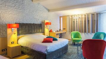 Bureau, rideaux occultants, fer et planche Ă repasser