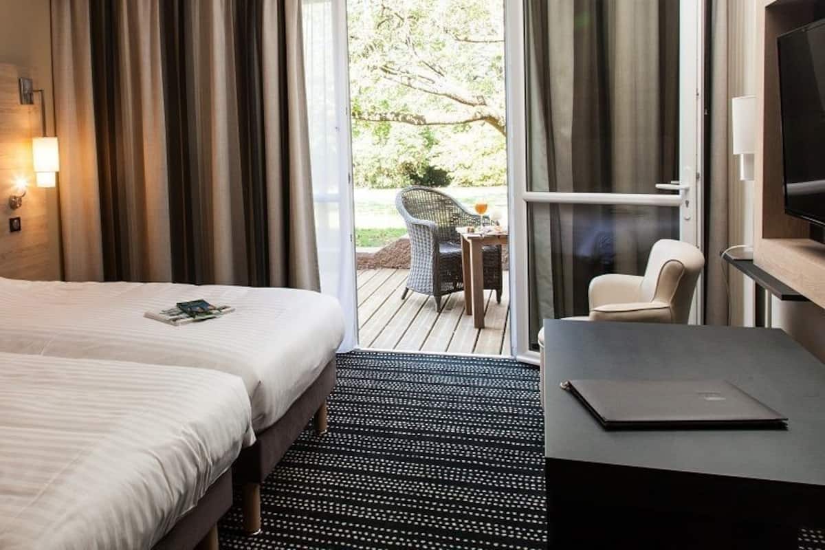 مكتب وستائر تعتيم ومكواة/لوح كي وأسرّة أطفال/رضّع (مجانًا)