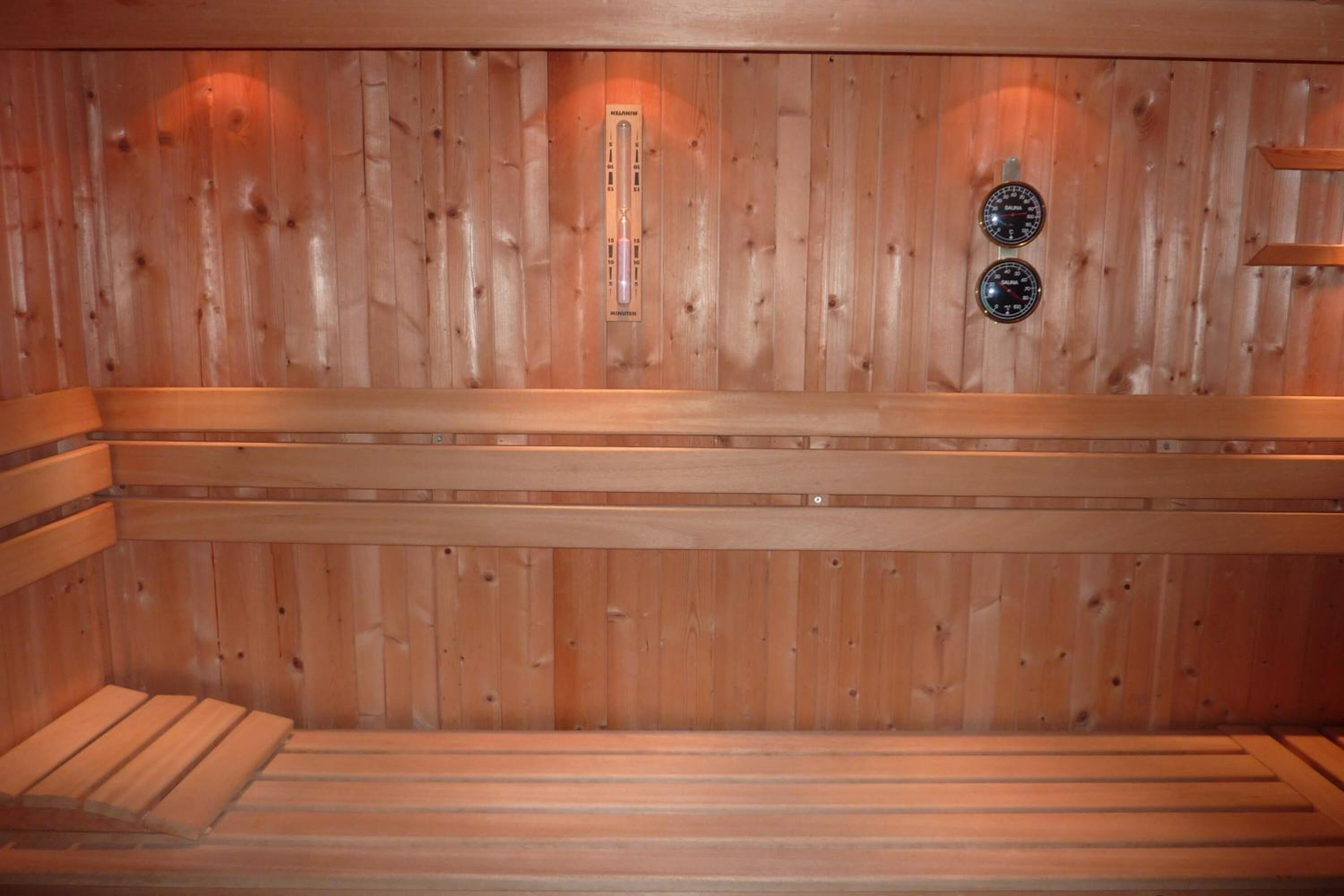 Una sauna con paredes y bancos de madera.