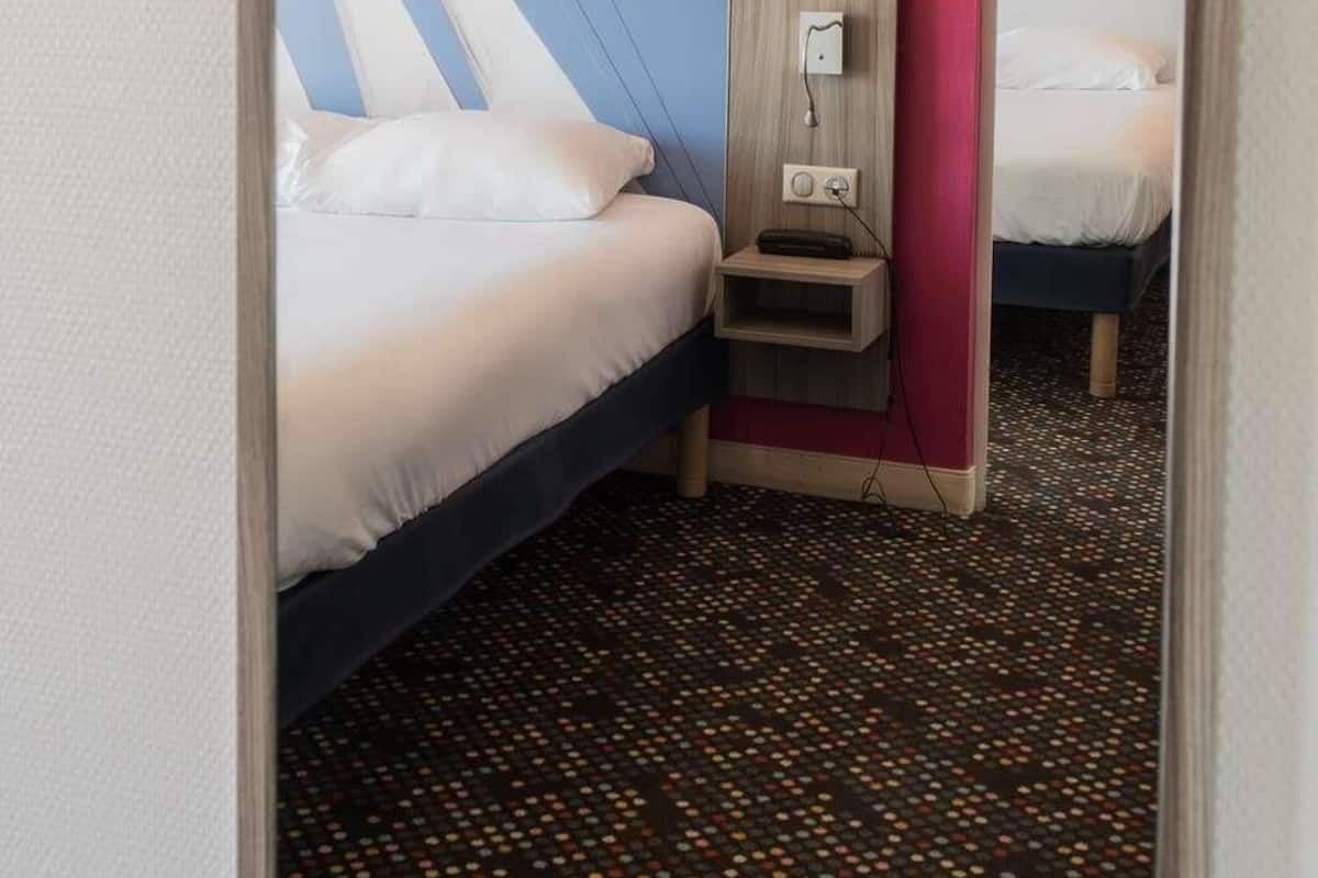 Suite estándar, varias camas | Ropa de cama de alta calidad, camas con pillow-top y escritorio