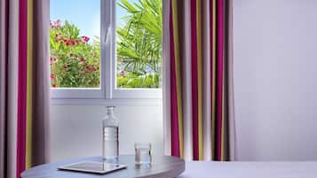 Luxe beddengoed, pillowtop-bedden, een bureau, verduisterende gordijnen