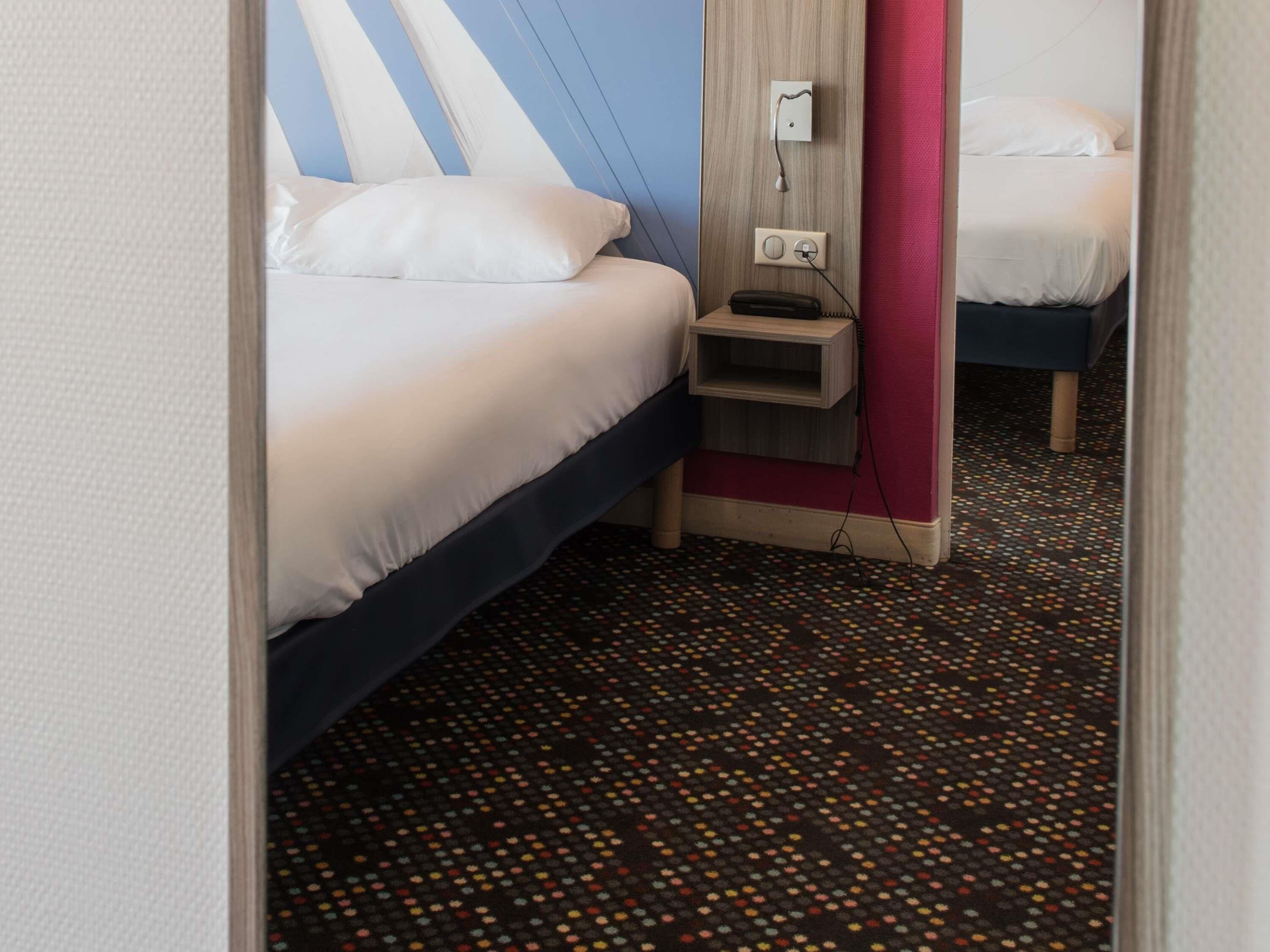 Standard-Suite, Mehrere Betten | Hochwertige Bettwaren, Pillowtop-Betten, Schreibtisch