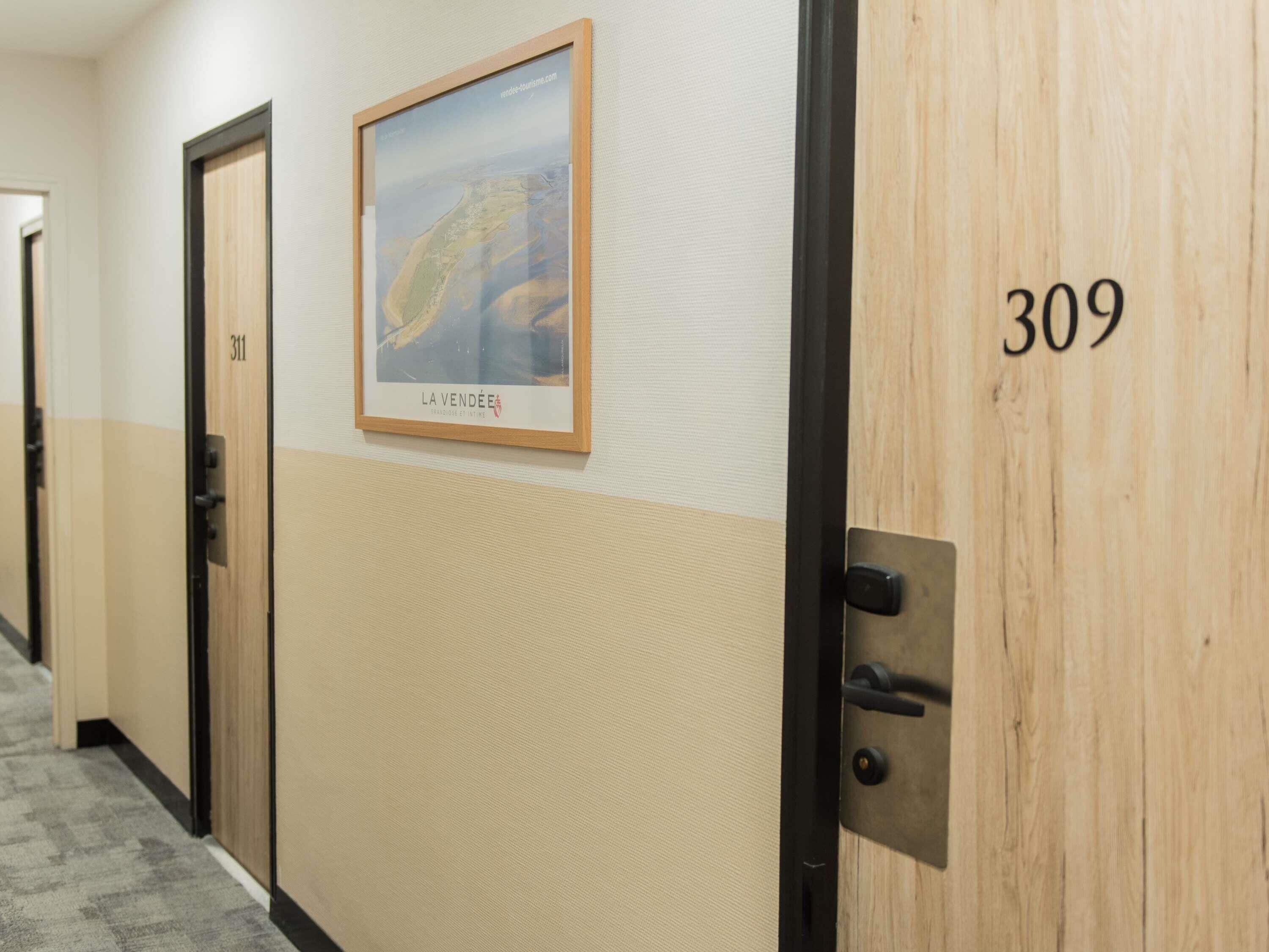 Standard dubbelrum - 1 dubbelsäng | Sängtillbehör av högsta kvalitet, bäddmadrasser och skrivbord