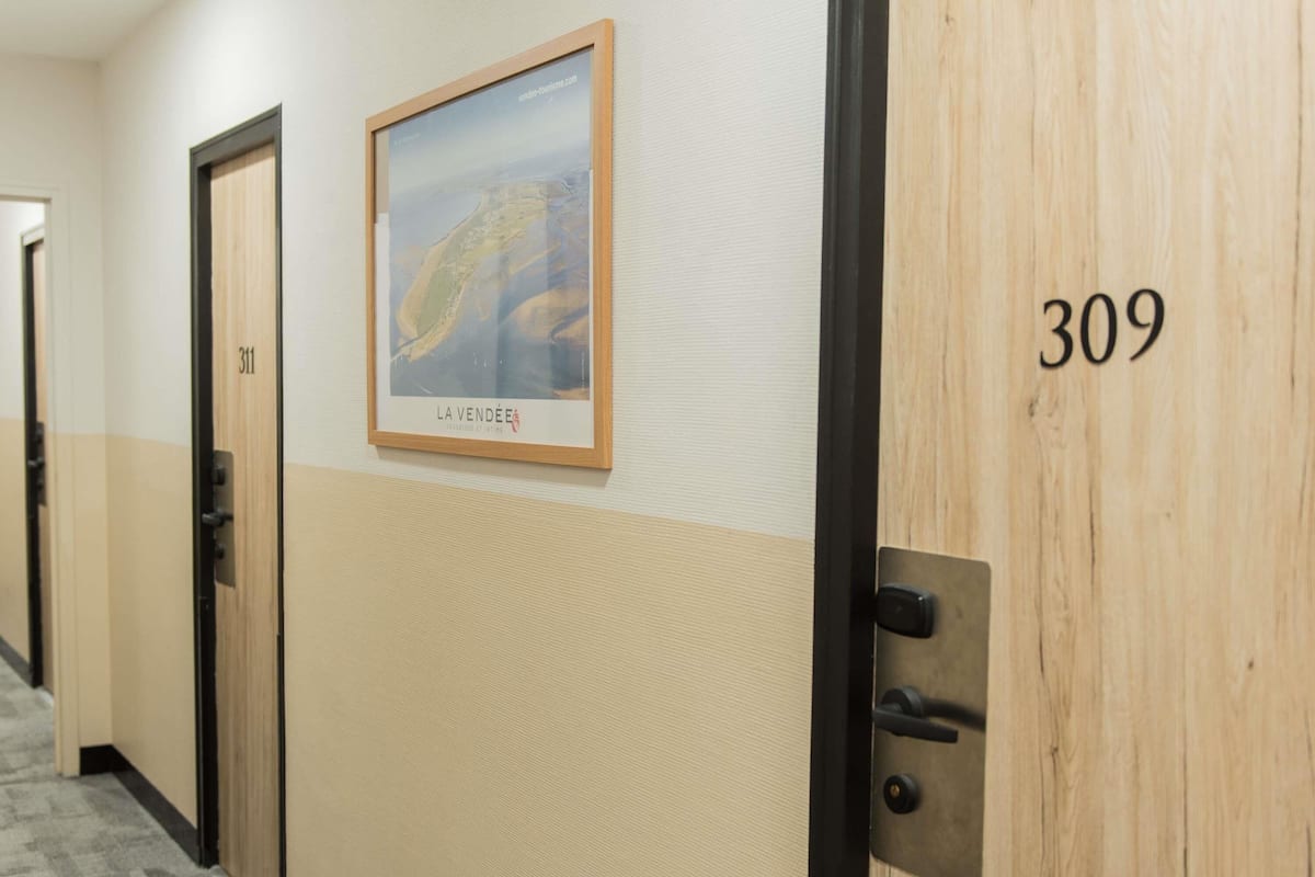 Standard dubbelrum - 1 dubbelsÀng | SÀngtillbehör av högsta kvalitet, bÀddmadrasser och skrivbord