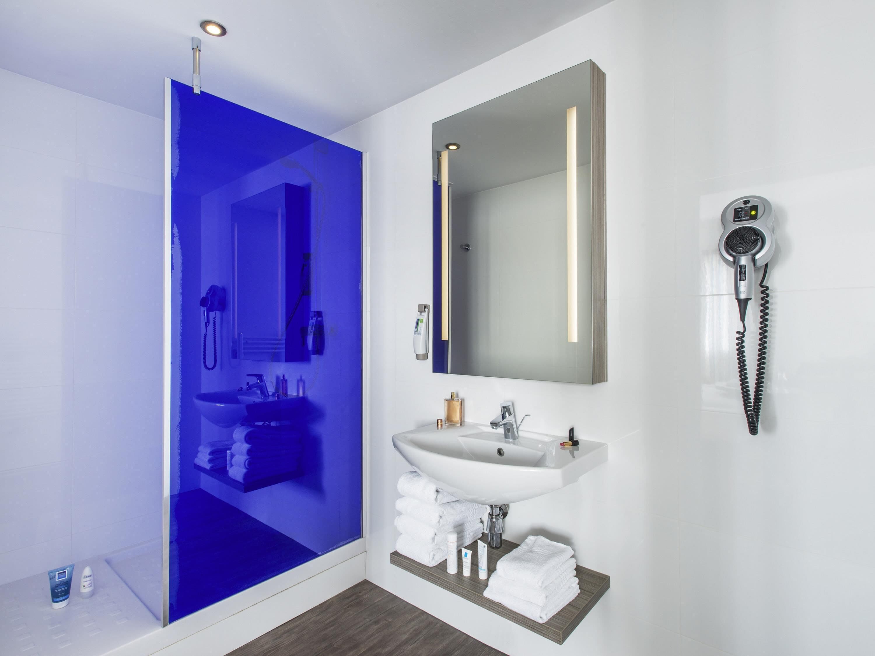 Standardrum - 2 enkelsängar | Sängtillbehör av högsta kvalitet, bäddmadrasser och skrivbord