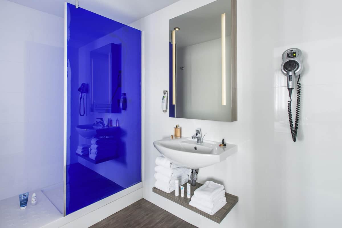 Standardrum - 2 enkelsÀngar | SÀngtillbehör av högsta kvalitet, bÀddmadrasser och skrivbord