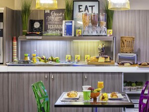 Free daily buffet breakfast
