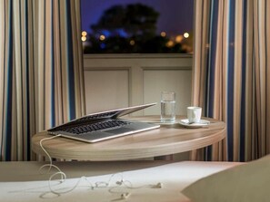 Hochwertige Bettwaren, Pillowtop-Betten, Schreibtisch