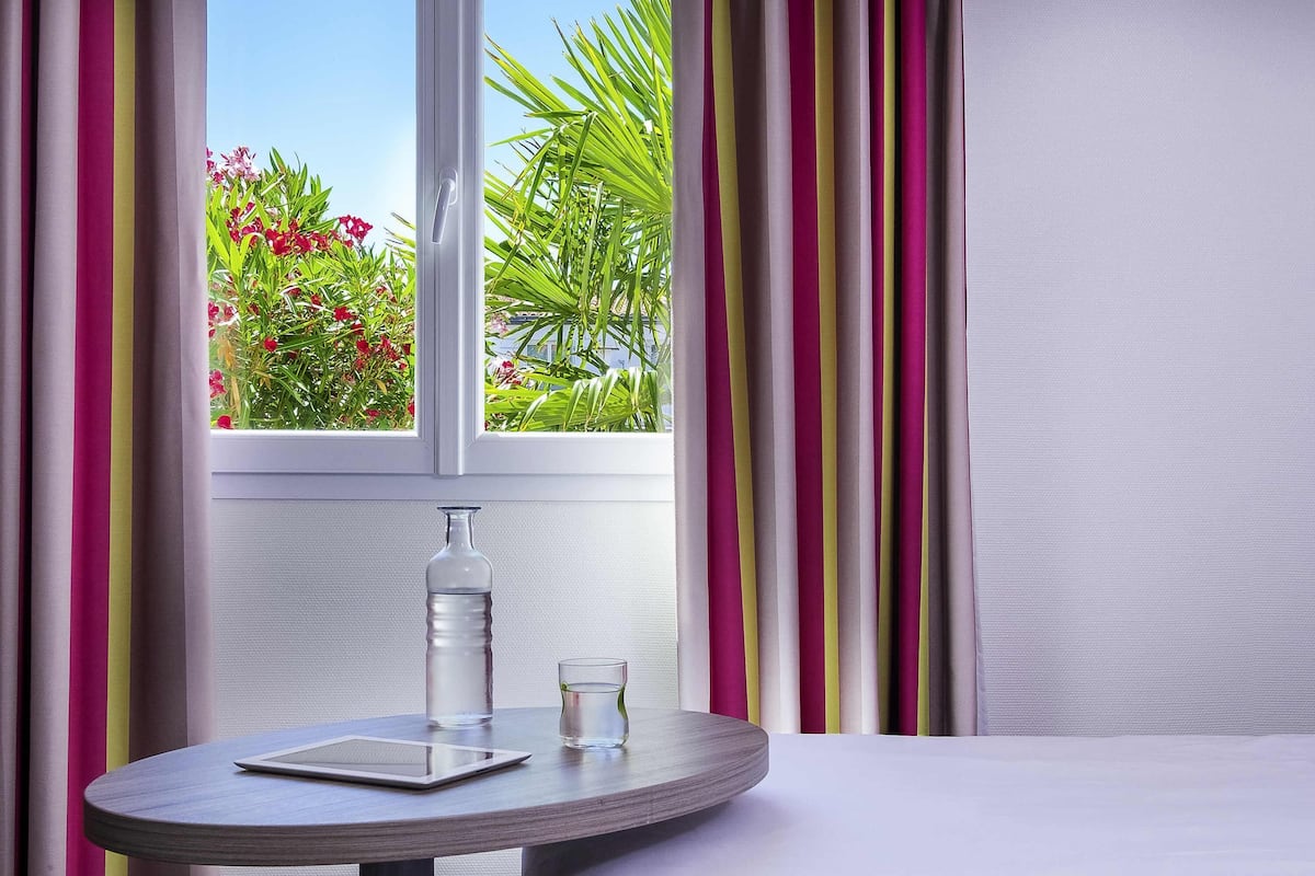 Premium bedding, pillowtop beds, desk, blackout drapes