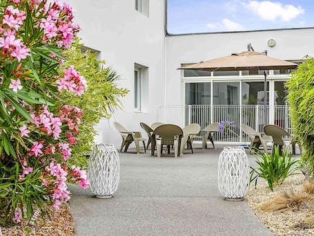 Premium bedding, pillowtop beds, desk, blackout drapes