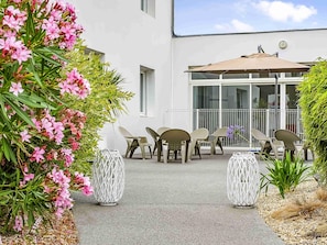 Literie de qualité supérieure, surmatelas, bureau, rideaux occultants