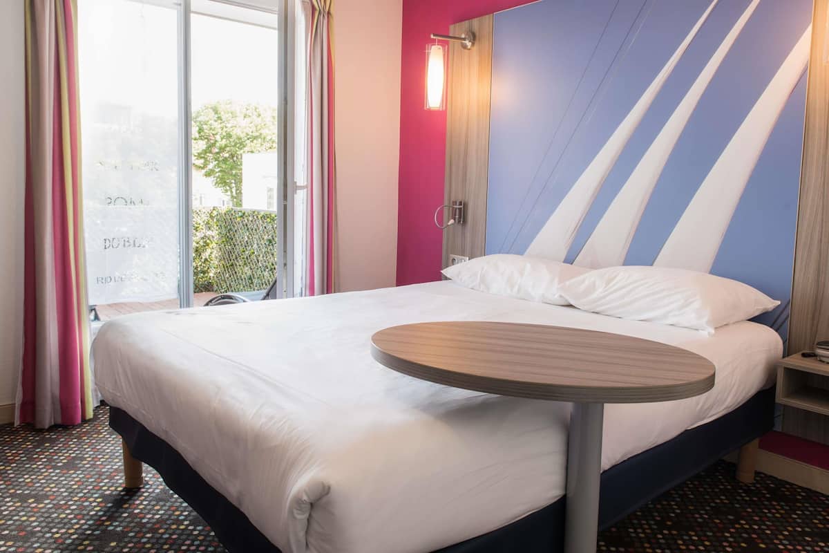 Habitación, 1 cama matrimonial, balcón | Ropa de cama de alta calidad, camas con pillow-top y escritorio