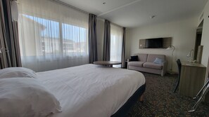 Suite estándar, 1 cama matrimonial y sofá cama | Ropa de cama de alta calidad, camas con pillow-top y escritorio 