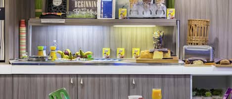 Sarapan prasmanan setiap hari (EUR 12 per orang)