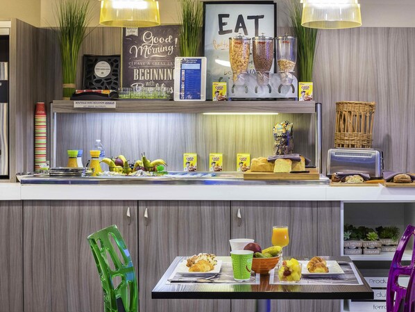 Petit déjeuner buffet (12 EUR par personne)