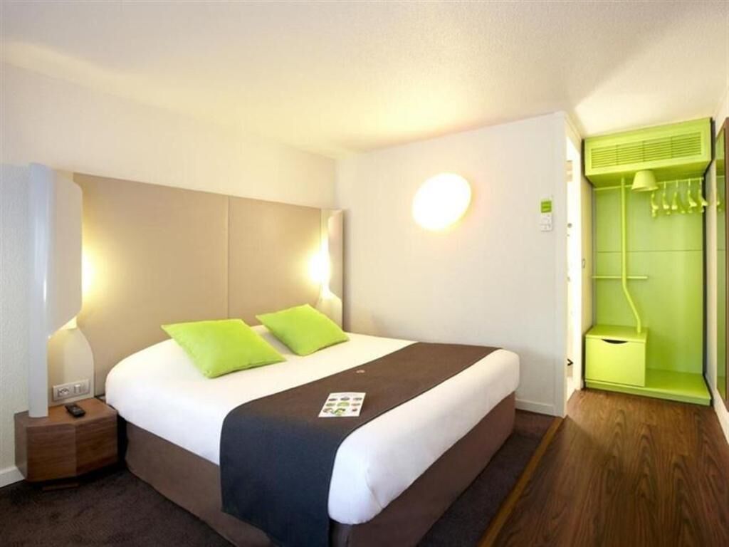 Premium bedding, desk, soundproofing, free WiFi