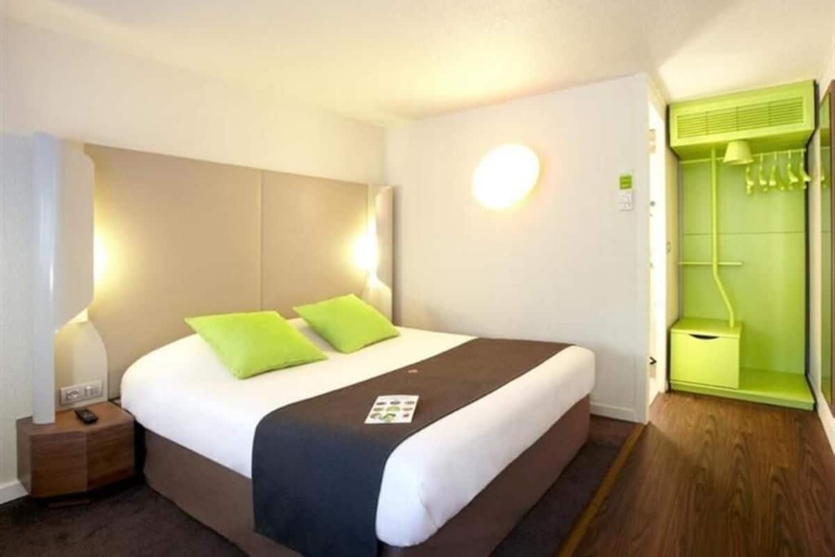 Premium bedding, desk, soundproofing, free WiFi