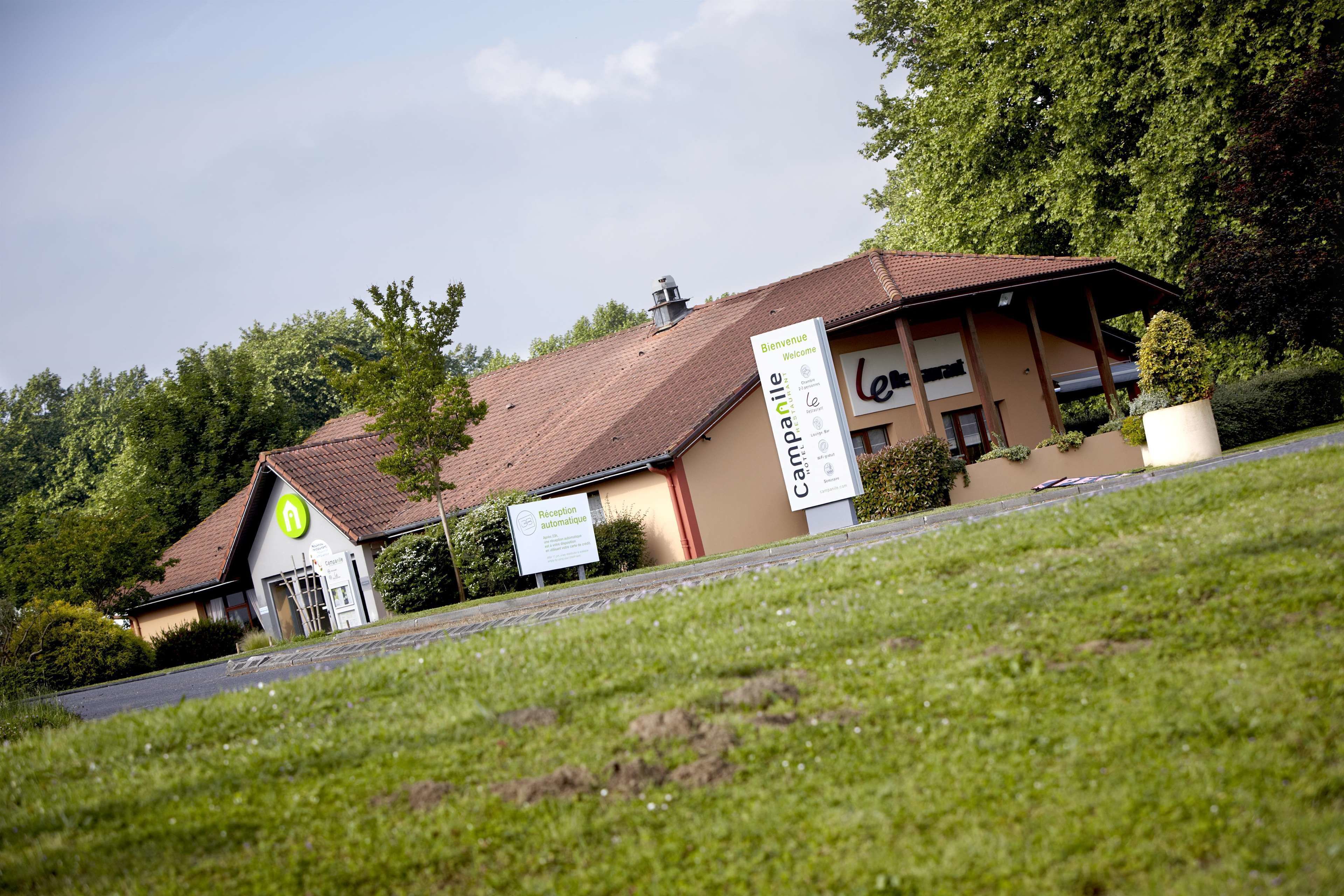 A building with a reception area and a sign that reads "Bienvenue".