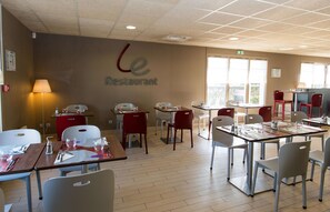 Breakfast and dinner served, French cuisine - Hotel Campanile Agen (Agen)