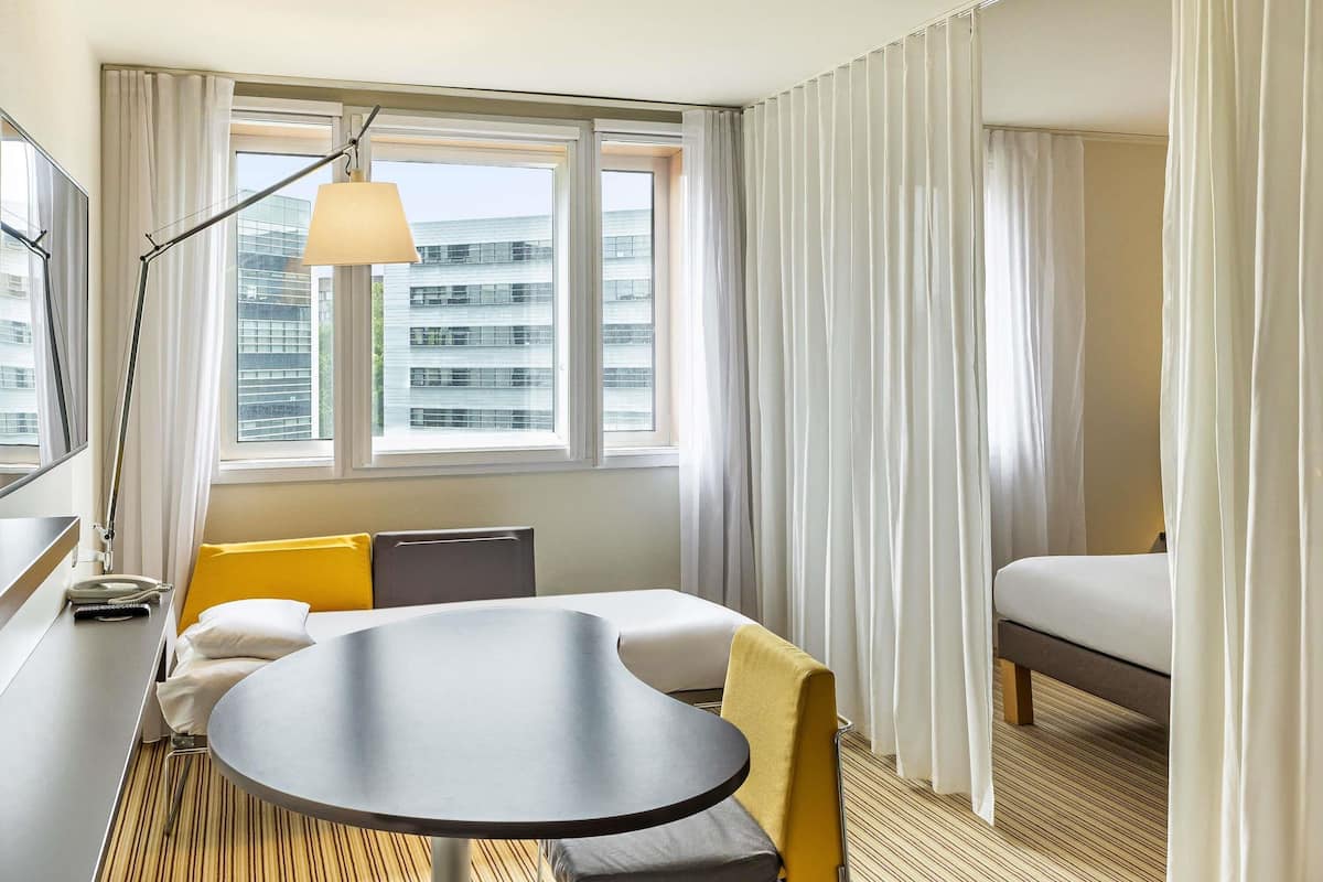 Caja de seguridad en la habitación, escritorio y cortinas blackout