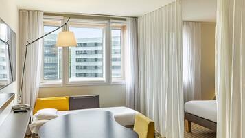 客房内保险箱、办公桌、遮光窗帘、隔音