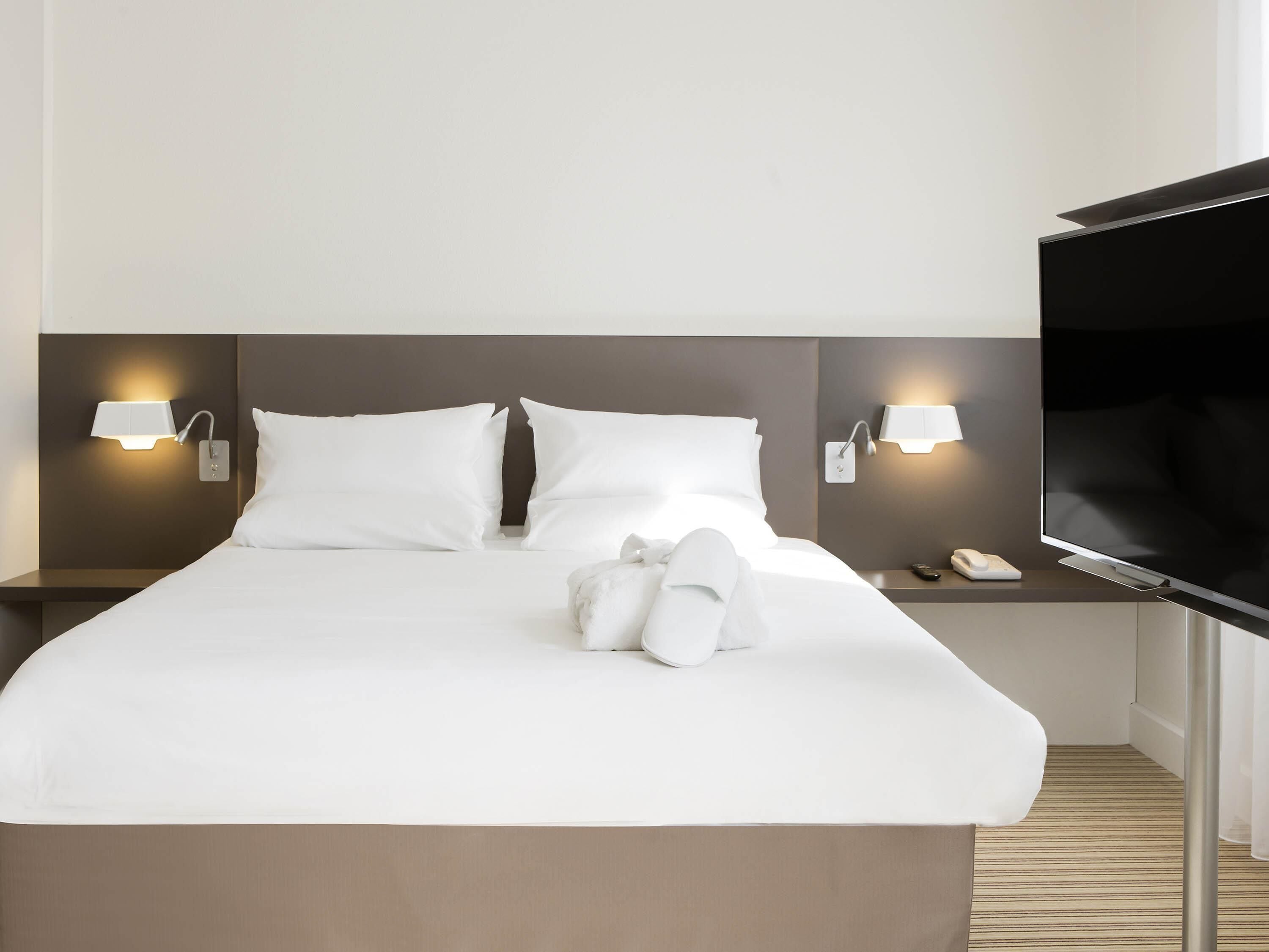 executive suite, multiple beds | in-room safe, desk, blackout curtains, soundproofing