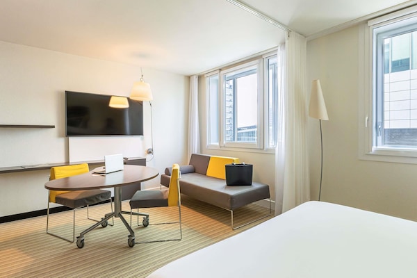 Pengeskab på værelset, skrivebord, mørklægningsgardiner, lydisolering