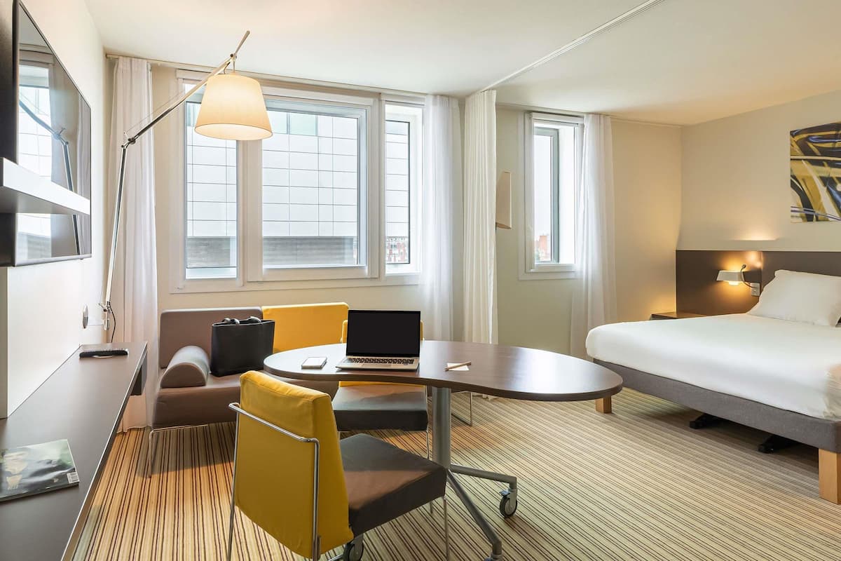 Safe på rommet, skrivebord, blendingsgardiner og lydisolert