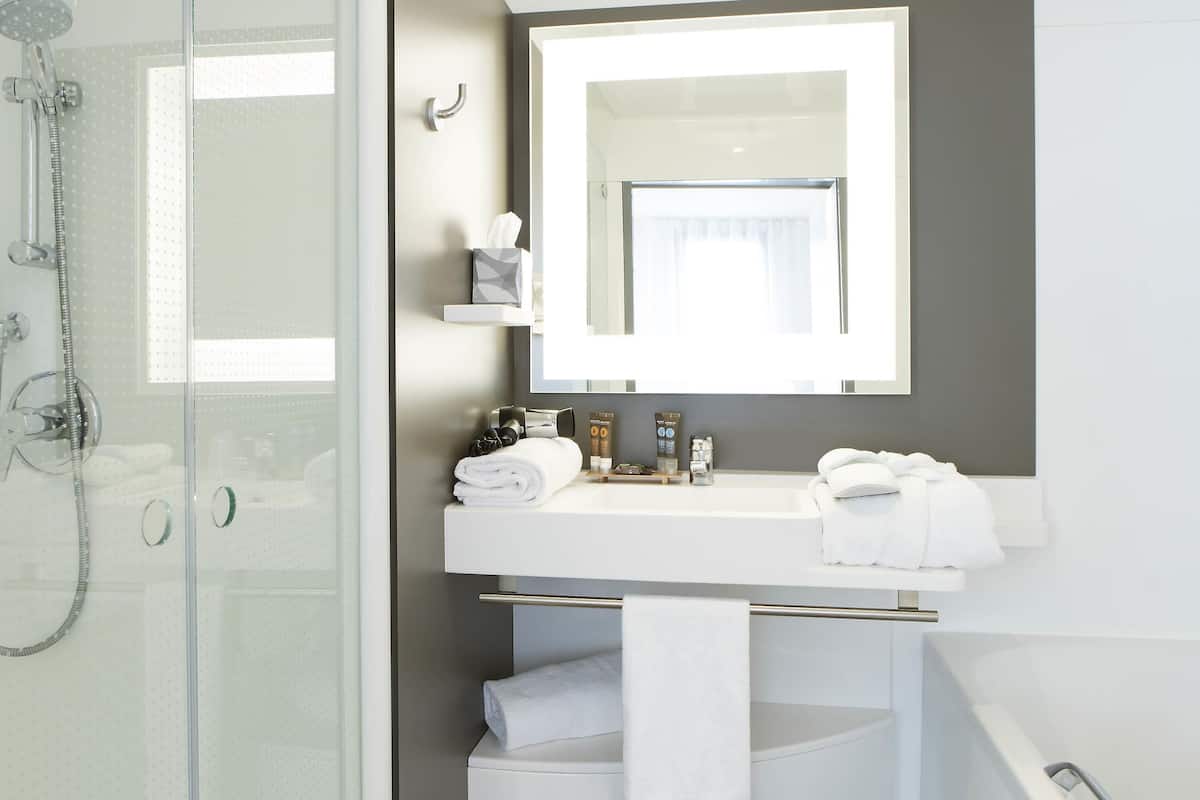 executive suite, multiple beds | in-room safe, desk, blackout curtains, soundproofing