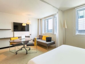 Caixa forta a l'habitació, escriptori i cortines opaques 
