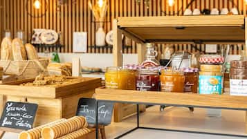 每日供应自助式早餐(每人 EUR 20)