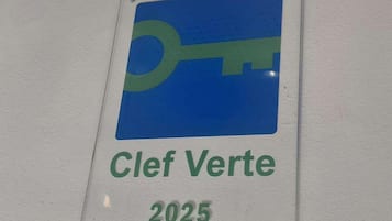 A sign with a key symbol and the text 'Clef Verde 2025'.