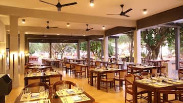 4 restaurantes, é servido almoço
