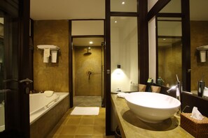 Separate bathtub and shower, deep-soaking bathtub, rainfall showerhead - Jetwing Beach (Negombo)