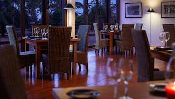 4 restaurants; ze serveren er lunch en diner