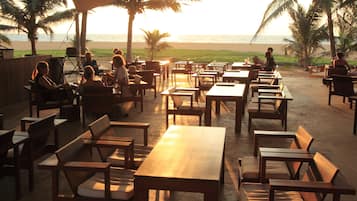 4 restaurantes, se sirve almuerzo
