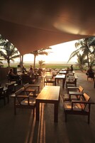 4 restaurants, lunch served