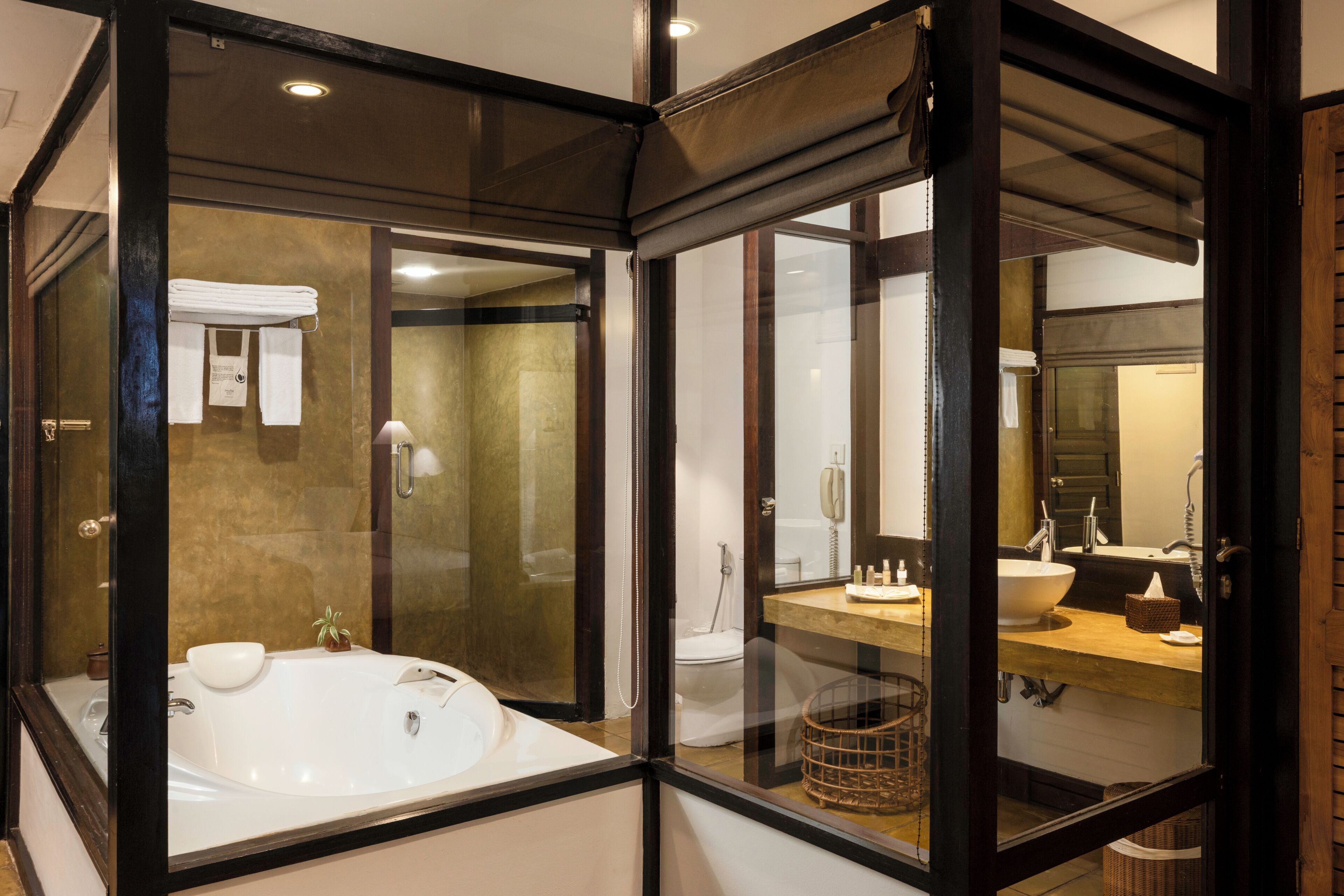 Bañera y ducha independientes, bañera profunda