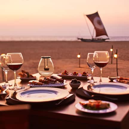 4 restaurants; lunch and dinner served
