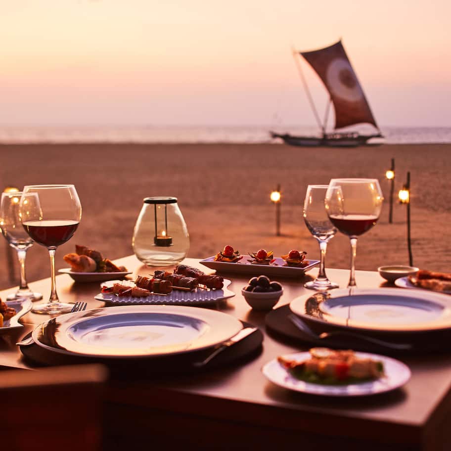 4 restaurants; lunch and dinner served