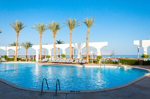 2 つの屋外プール