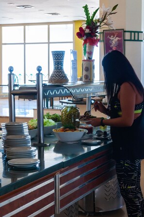 Se ofrece un desayuno bufé todos los días (por un coste adicional)