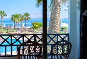 Quarto luxo, vista para a piscina | Frigobar, cofres nos quartos, ferros/tábuas de passar roupa