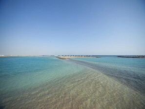 Playa privada, camastros, sombrillas y buceo